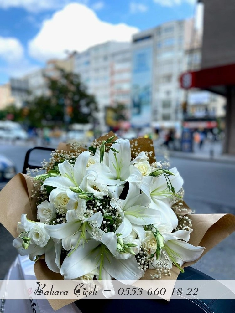 Beyaz Lilyum Ve Gül Zarafeti