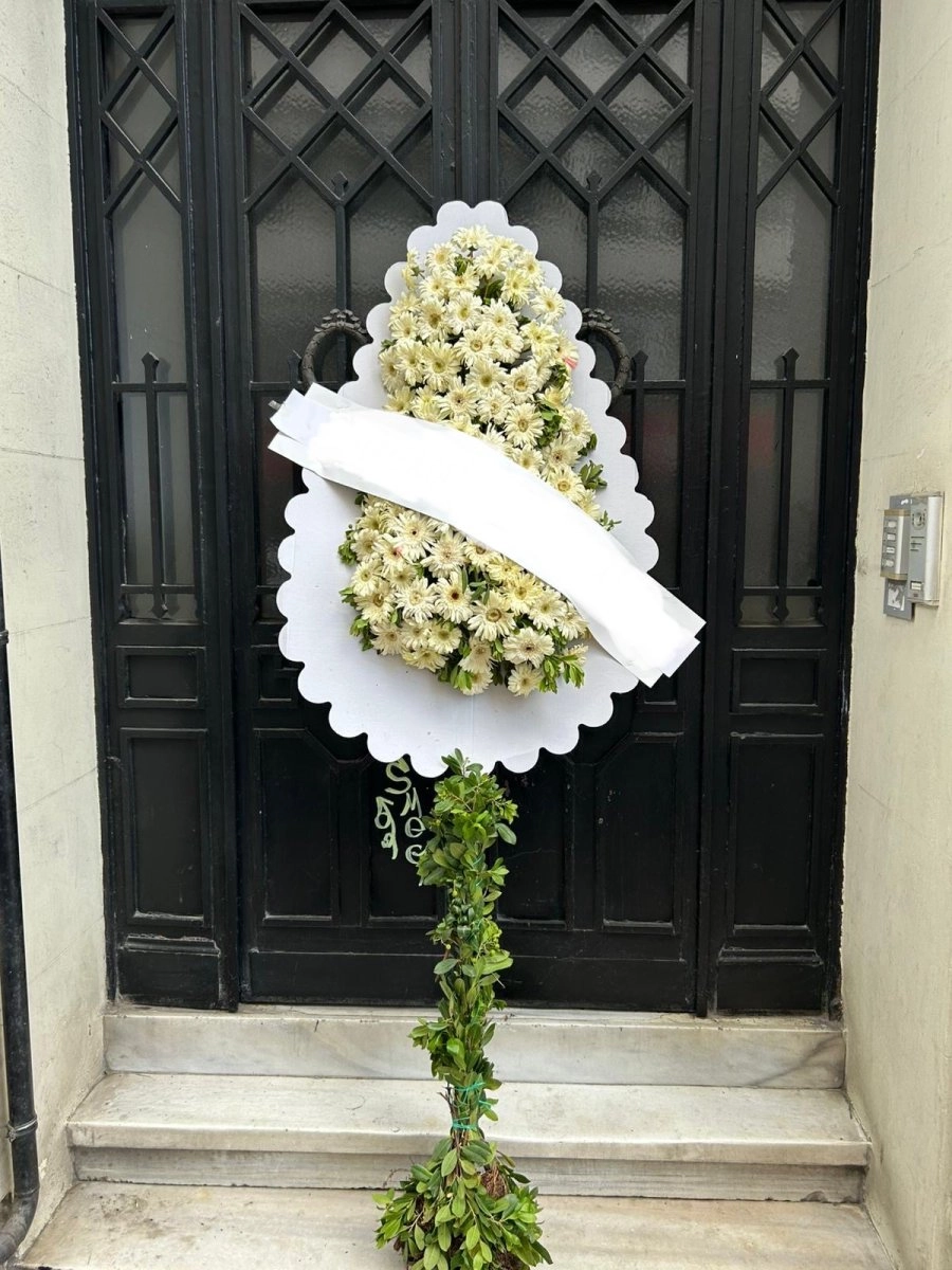 Beyaz Düğün,Açılış Çelengi