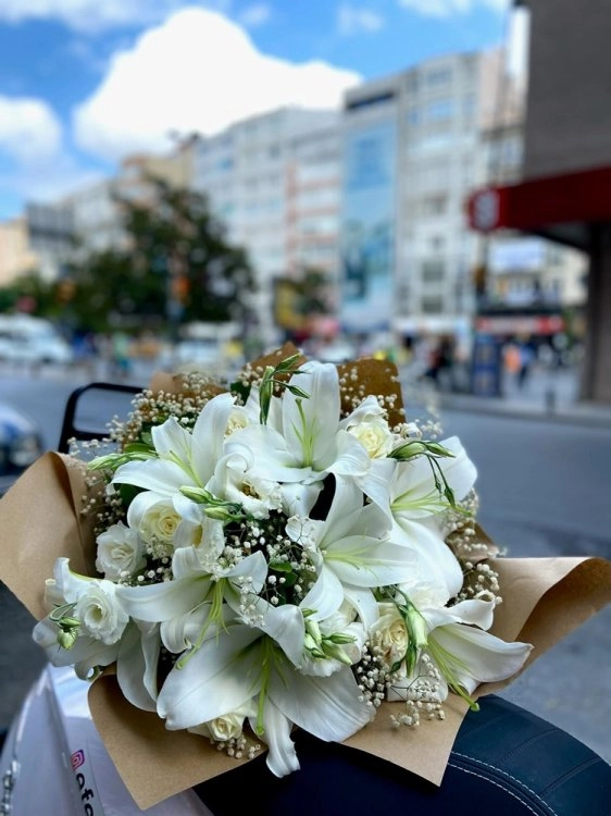 Beyaz Lilyum Ve Gül Zarafeti