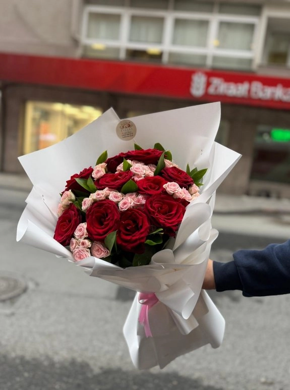 Explorer Kırmızı Gül Ve İthal Pembe Çardak Güller