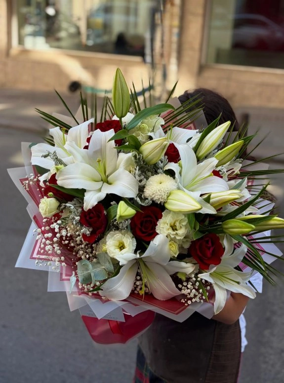 Premium Lilyum Kırmızı Gül Buketi